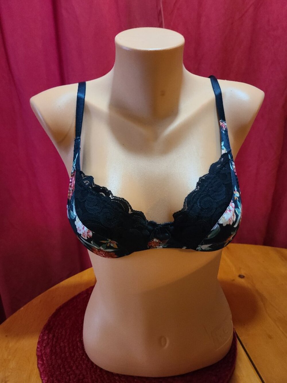 VTG Maidenform 32C Floral CHANTILLY Lace Light Pad Underwire Bra 2387